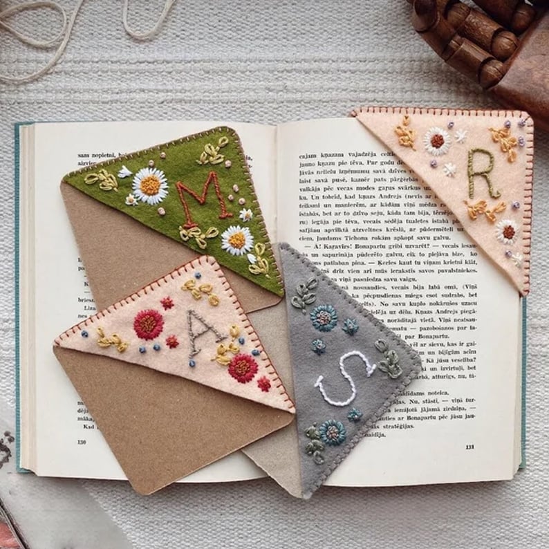 🎉Personalized Hand Embroidered Corner Bookmark