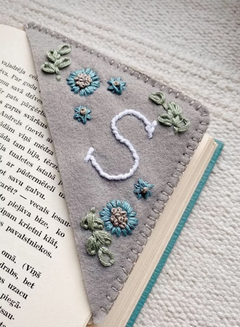 🎉Personalized Hand Embroidered Corner Bookmark