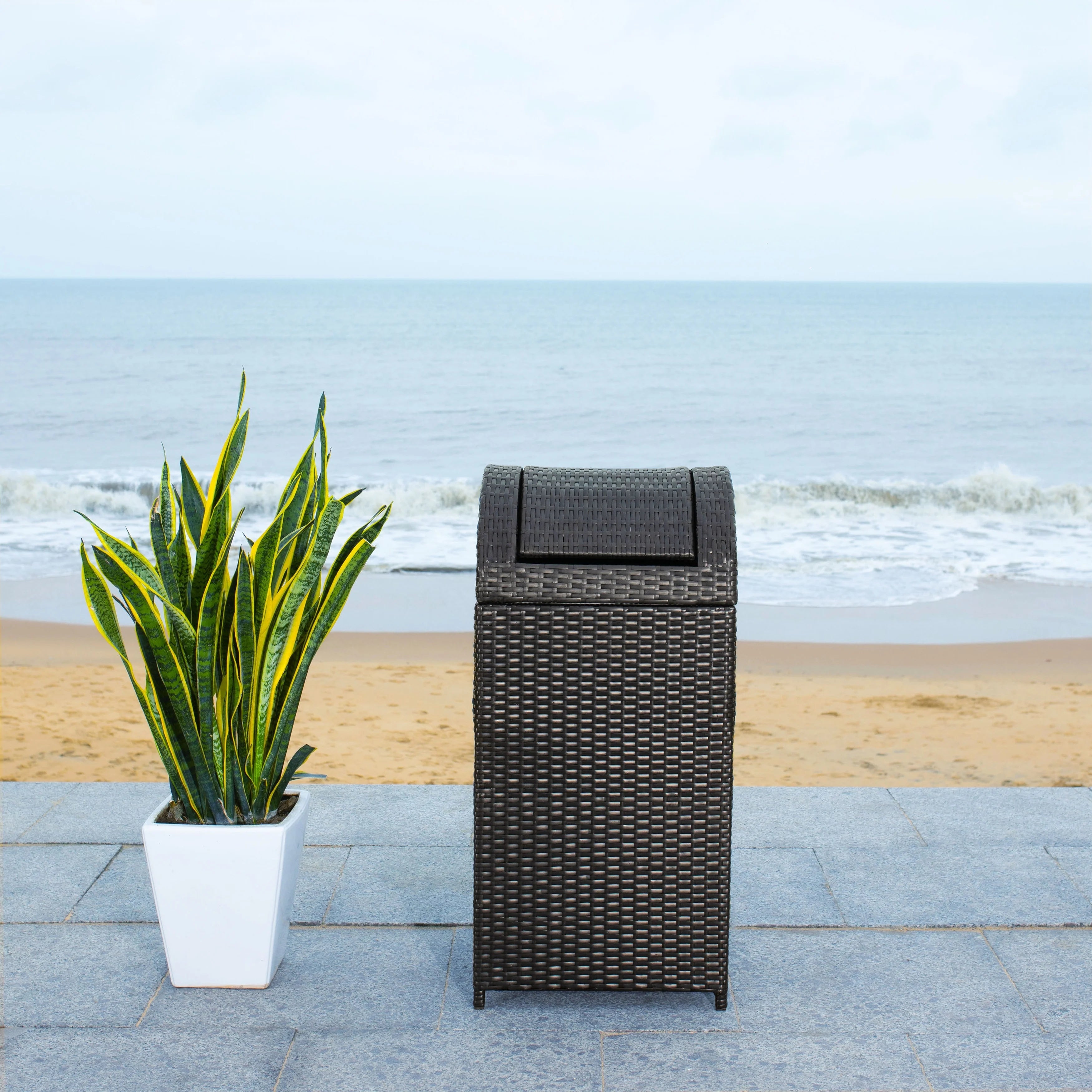 SAFAVIEH Outdoor Karyme Trash Bin (Fully Assembled)