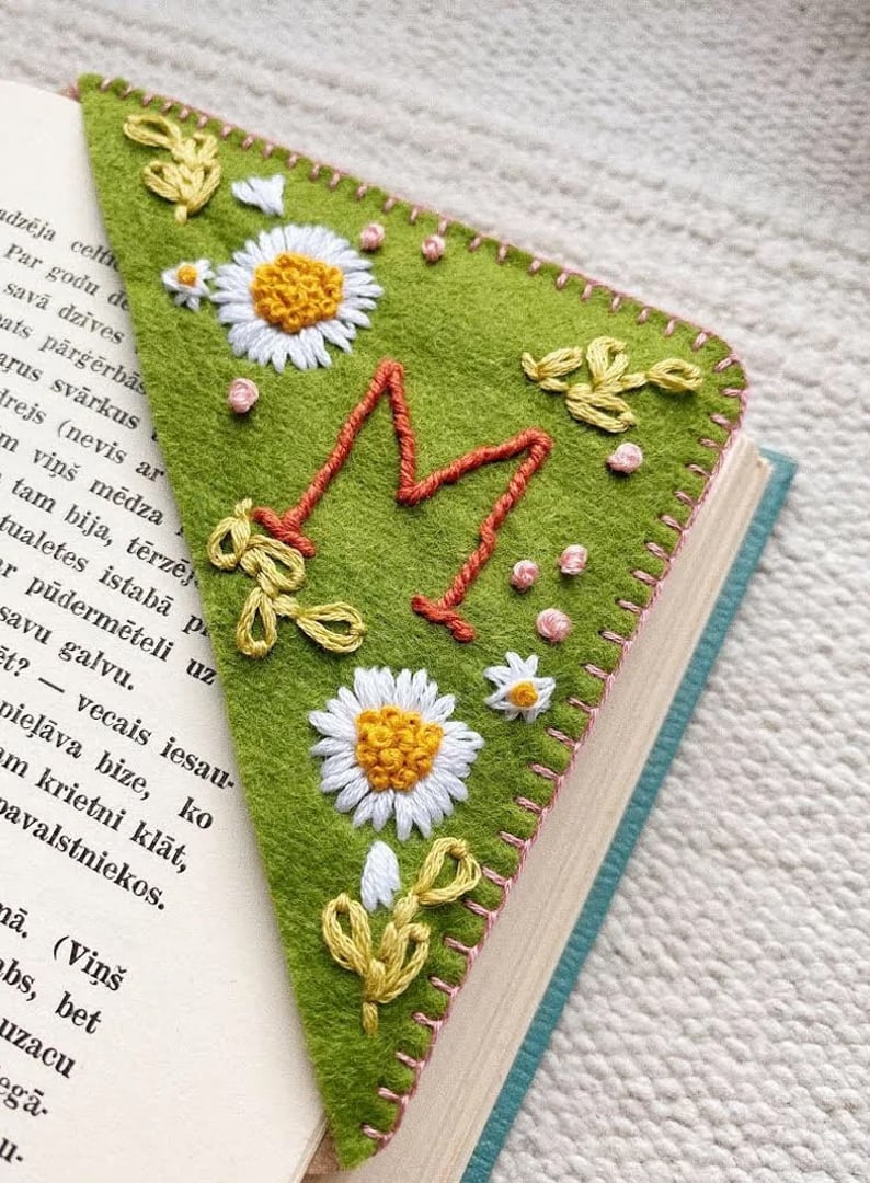 🎉Personalized Hand Embroidered Corner Bookmark